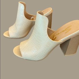 Size 6.5 cream Seven7 sandals